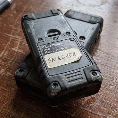 Laser-afstandsmåler med serienummer